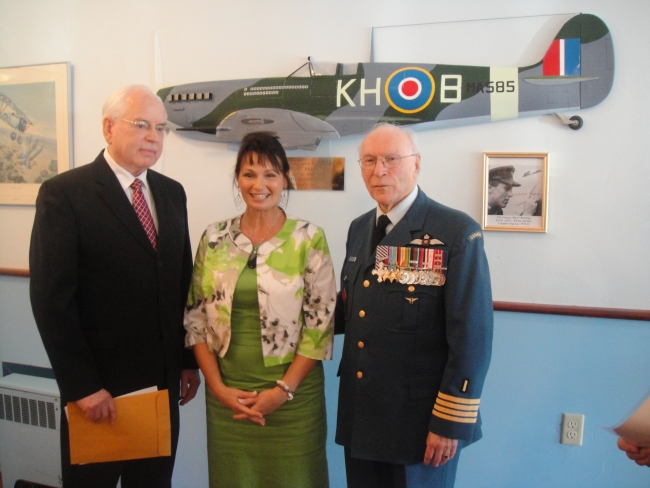 Rick, Bob and Michaela with Buerling's Spitfire